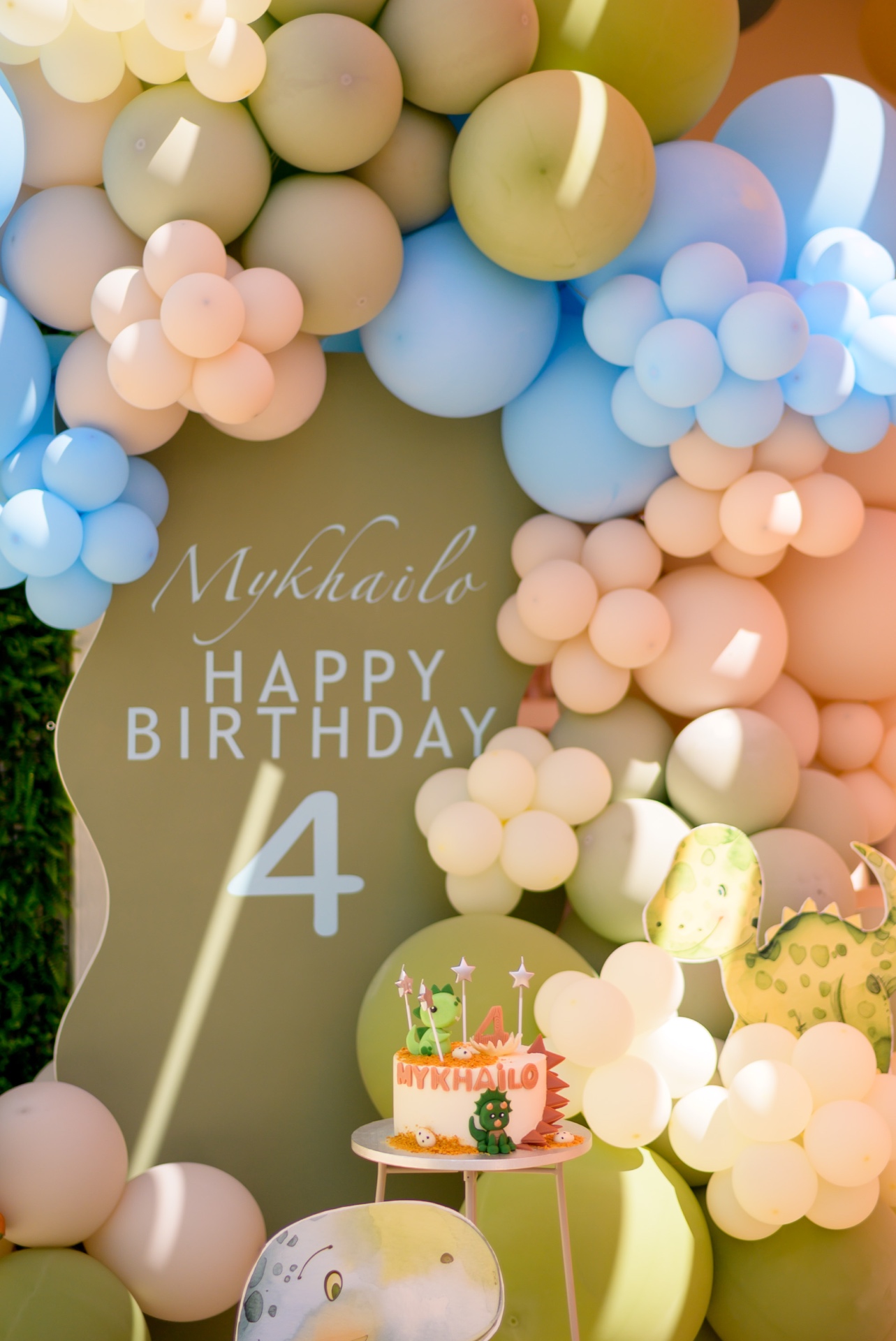 Mykhailo's 4th birthday balloon arch at Smile Park